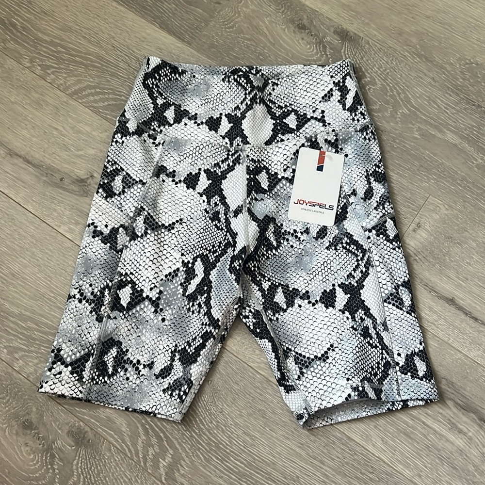 NWT Waist Yoga Shorts with Side Pockets Tummy Control